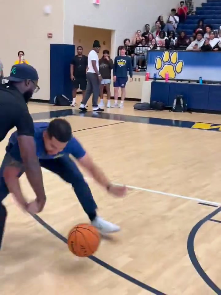 杰伦-布朗遭球迷抢断后强势隔扣，瞬间挽回局面😄