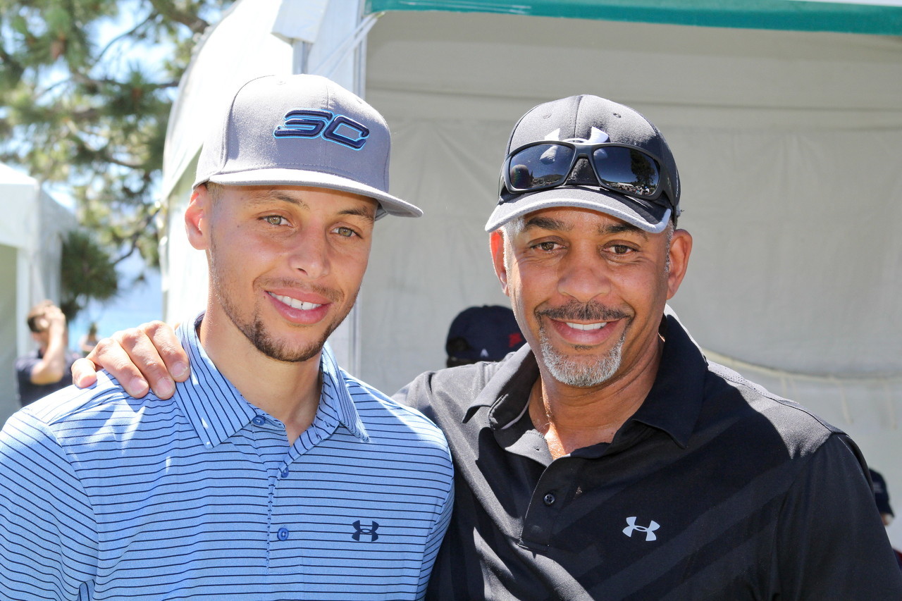 九游娱乐官方网站-库里谈黄蜂即将退役父亲球衣：这非常特别 期待现场见证这一刻